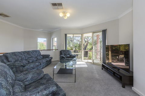The Burswood Townhouse - Accommodation Gladstone 3