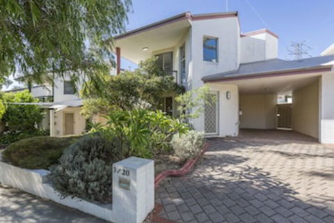 The Burswood Townhouse - Accommodation Gladstone 0