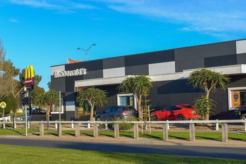 Luxury Waterfront Grand Villa In Melbourne - Accommodation Gladstone 3