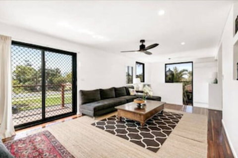 Spacious 2 Bedroom Townhouse In Southport - Accommodation Gladstone 0