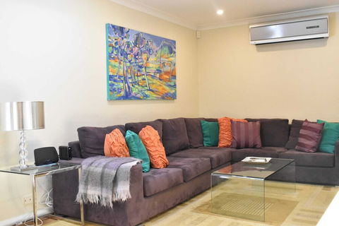 Modern 2 Bedroom Unit Close To CBD - Accommodation Gladstone 1