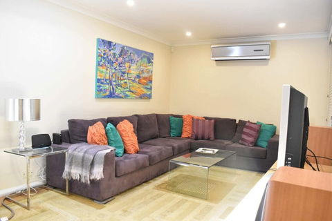Modern 2 Bedroom Unit Close To CBD - Accommodation Gladstone 3