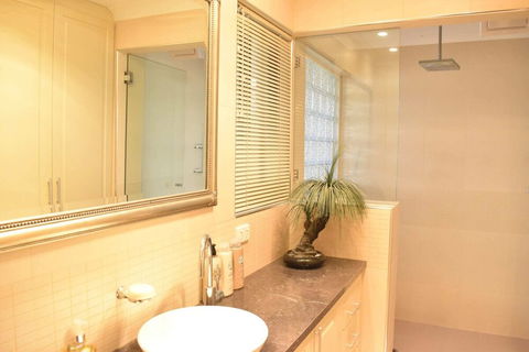 Modern 2 Bedroom Unit Close To CBD - Accommodation Gladstone 6