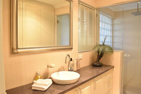 Modern 2 Bedroom Unit Close To CBD - Accommodation Gladstone 0