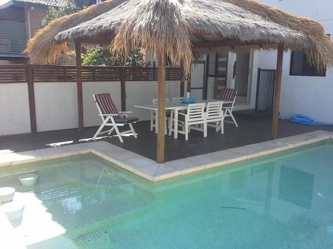 Minutes Walk To Peregian Beach & Surf! Unit 1 / 28 Pelican Street - Accommodation Gladstone 2