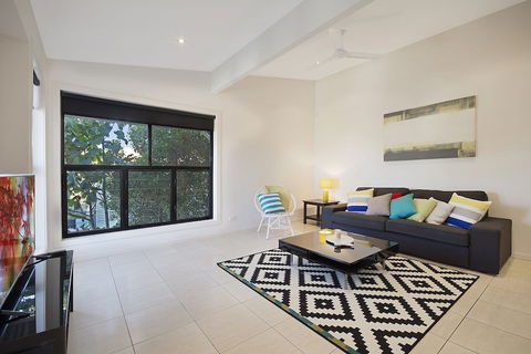Minutes Walk To Peregian Beach & Surf! Unit 1 / 28 Pelican Street - Accommodation Gladstone 5