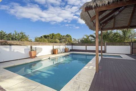 Minutes Walk To Peregian Beach & Surf! Unit 1 / 28 Pelican Street - Accommodation Gladstone 0