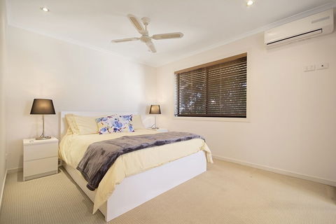 Minutes Walk To Peregian Beach & Surf! Unit 1 / 28 Pelican Street - Accommodation Gladstone 4