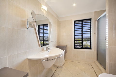 Minutes Walk To Peregian Beach & Surf! Unit 1 / 28 Pelican Street - Accommodation Gladstone 3