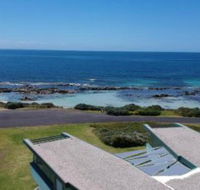 Boathouse nearly in the water  wonderful views - Accommodation Gladstone