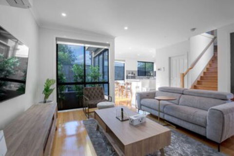 Impressive & Spacious New Townhouse@preston - Accommodation Gladstone 0