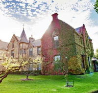 Overnewton Castle - Accommodation Gladstone