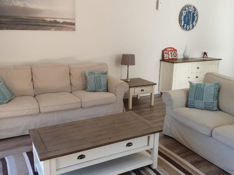 26 Satinwood Drive Low Set Modern Sleeps 8 - Accommodation Gladstone 3