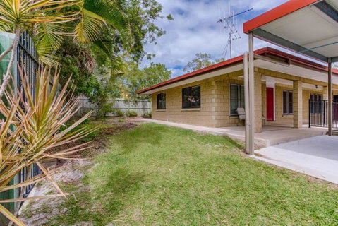 14 Double Island Drive Rainbow Beach Large Holiday House With PoolPets Welcome Free Wi Fi - Accommodation Gladstone 5