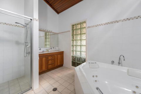 Diggers Beach Surf House - Accommodation Gladstone 3
