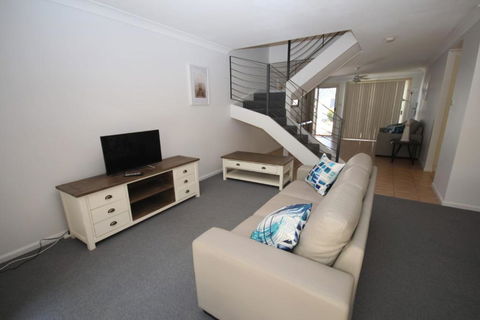 Waters Edge - Accommodation Gladstone 6