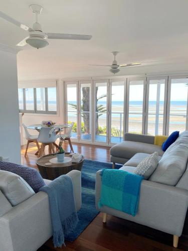 Happy Tides Beachfront Holiday Home - Accommodation Gladstone 4