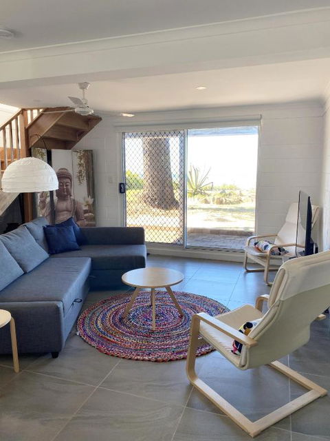Happy Tides Beachfront Holiday Home - Accommodation Gladstone 2