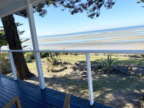 Happy Tides Beachfront Holiday Home - Accommodation Gladstone 1