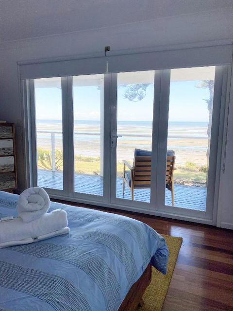 Happy Tides Beachfront Holiday Home - Accommodation Gladstone 3