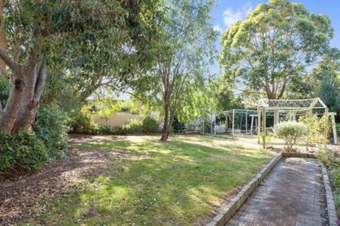 GUMS & ROSES Family Home In The Heart Of Town. - Accommodation Gladstone 0