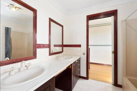 GUMS & ROSES Family Home In The Heart Of Town. - Accommodation Gladstone 3
