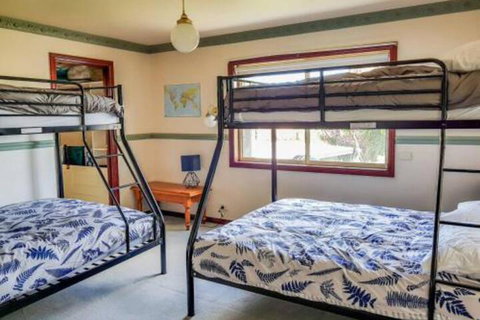 GUMS & ROSES Family Home In The Heart Of Town. - Accommodation Gladstone 1