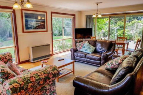 GUMS & ROSES Family Home In The Heart Of Town. - Accommodation Gladstone 4