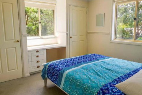 GUMS & ROSES Family Home In The Heart Of Town. - Accommodation Gladstone 2