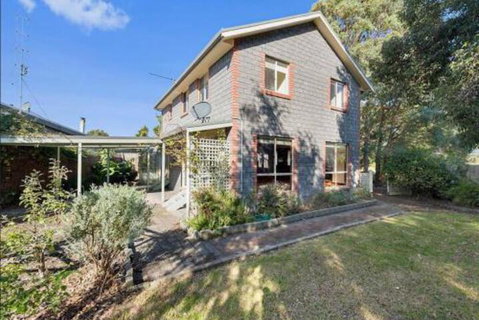 GUMS & ROSES Family Home In The Heart Of Town. - Accommodation Gladstone 6