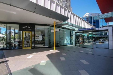 Spacious 3 Bedroom Apartment On The 39th Floor With Pool - Accommodation Gladstone 1