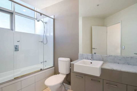 Spacious 3 Bedroom Apartment On The 39th Floor With Pool - Accommodation Gladstone 2
