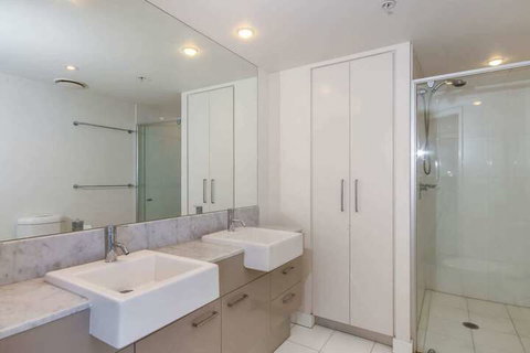 Spacious 3 Bedroom Apartment On The 39th Floor With Pool - Accommodation Gladstone 7