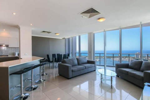 Spacious 3 Bedroom Apartment On The 39th Floor With Pool - Accommodation Gladstone 4