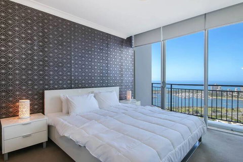 Spacious 3 Bedroom Apartment On The 39th Floor With Pool - Accommodation Gladstone 5