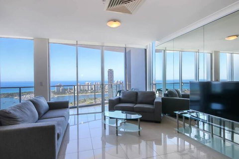 Spacious 3 Bedroom Apartment On The 39th Floor With Pool - Accommodation Gladstone 6