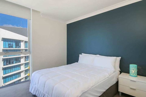 Spacious 3 Bedroom Apartment On The 39th Floor With Pool - Accommodation Gladstone 3