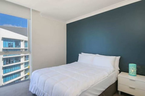 Spacious 3 Bedroom Apartment On The 39th Floor With Pool - Accommodation Gladstone 0