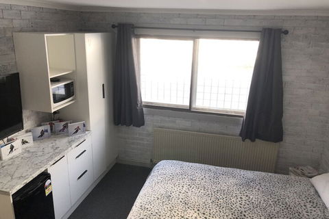 Hotham 1 Bed Apt 15 Available - Accommodation Gladstone 2