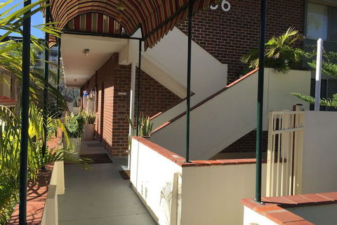 B6 Cafes & Restaurants Close To UWA - Accommodation Gladstone 2