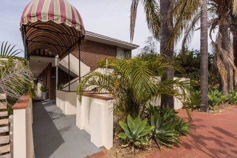 B6 Cafes & Restaurants Close To UWA - Accommodation Gladstone 1