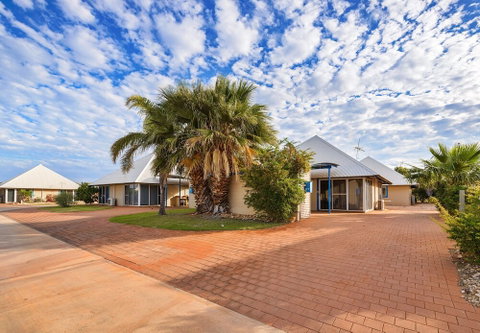 Osprey Holiday Village Unit 113 / 2 Bedroom - Accommodation Gladstone 0