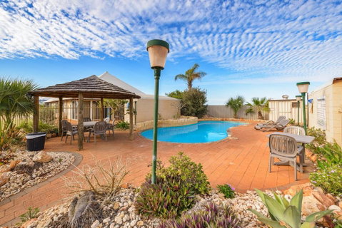 Osprey Holiday Village Unit 109 Pleasant 3 Bedroom Holiday Villa With A Pool In The Complex - Accommodation Gladstone 2