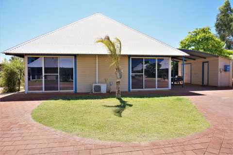 Osprey Holiday Village Unit 109 Pleasant 3 Bedroom Holiday Villa With A Pool In The Complex - Accommodation Gladstone 4