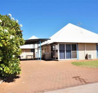 Osprey Holiday Village Unit 120 Colourful 3 Bedroom Holiday Villa with a Pool in the Complex - Accommodation Gladstone