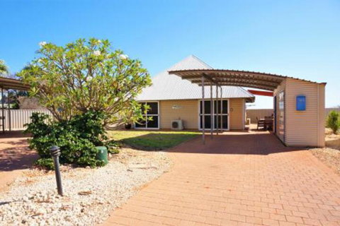 Osprey Holiday Village Unit 104 Luxurious 3 Bedroom Holiday Villa With A Pool In The Complex - Accommodation Gladstone 0