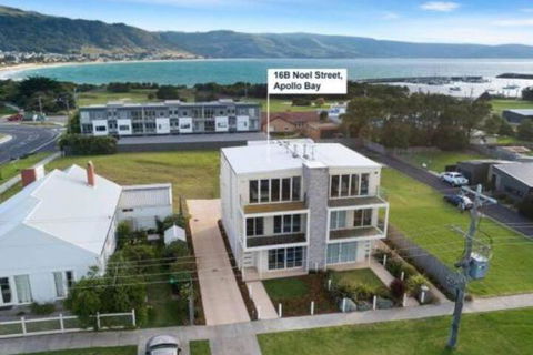 SEA NOOK Seconds From The Beach - Accommodation Gladstone 2