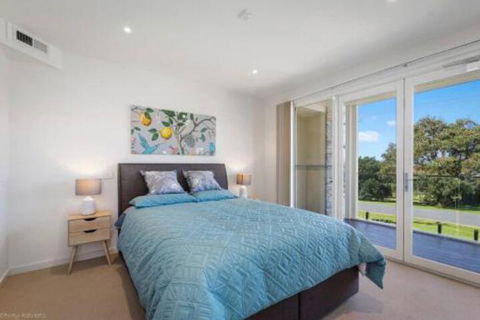 SEA NOOK Seconds From The Beach - Accommodation Gladstone 3