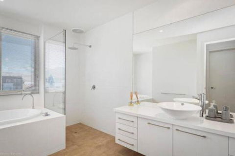 SEA NOOK Seconds From The Beach - Accommodation Gladstone 5