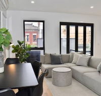 Brand New 2 Bed Apartment With Stunning City Views - Accommodation Gladstone